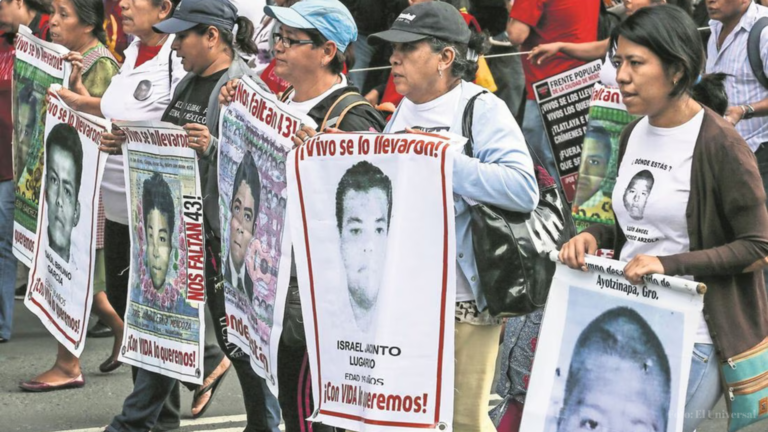 Marcha Por Los 43 Normalistas De Ayotzinapa En Palacio Nacional